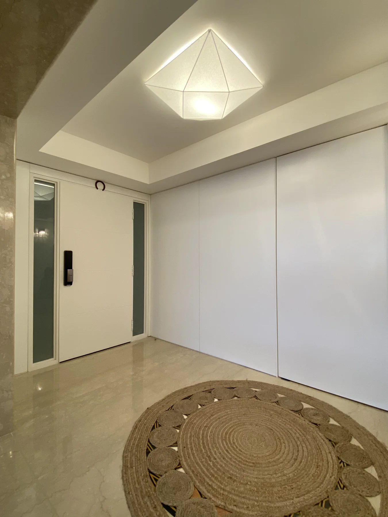 Puerta blanca instalada con paños laterales en un hall real
