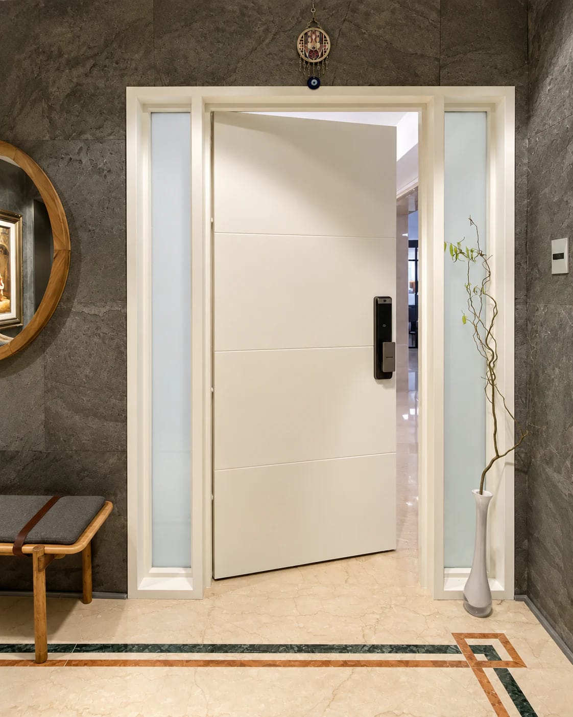 Puerta blanca abierta integrada a un hall real