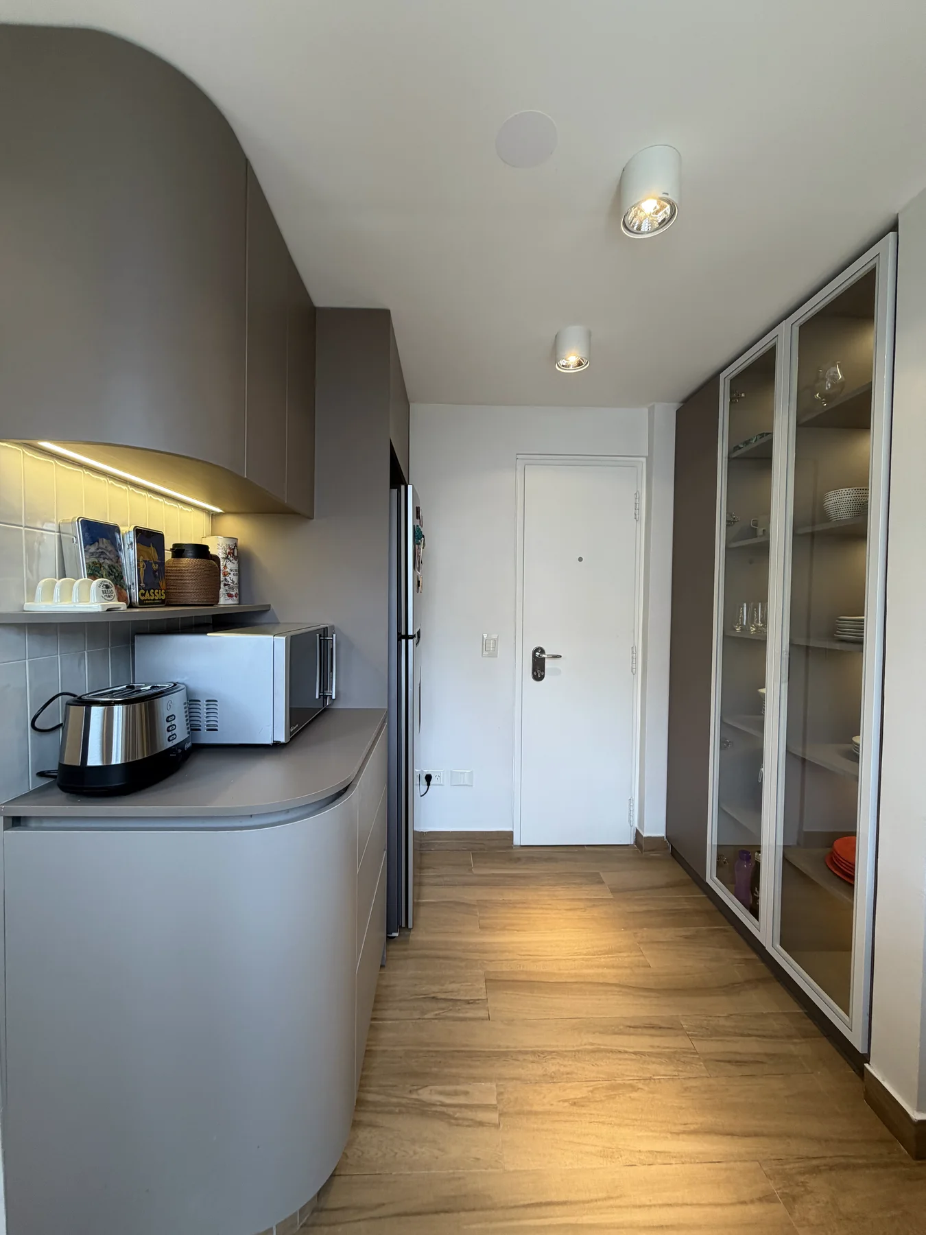 Puerta blanca instalada al final de una cocina