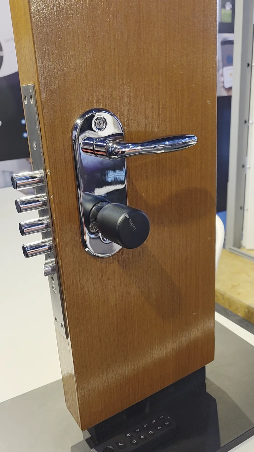 Demostrador de puerta con canto y dispositivo Tedee negro