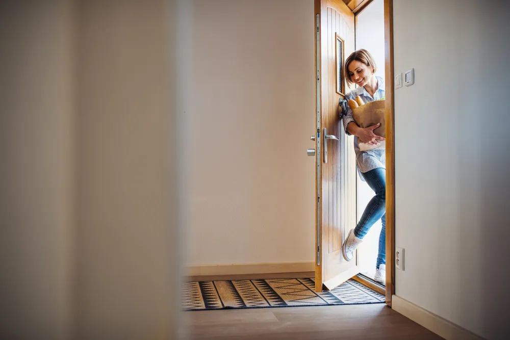 Persona entrando a su casa